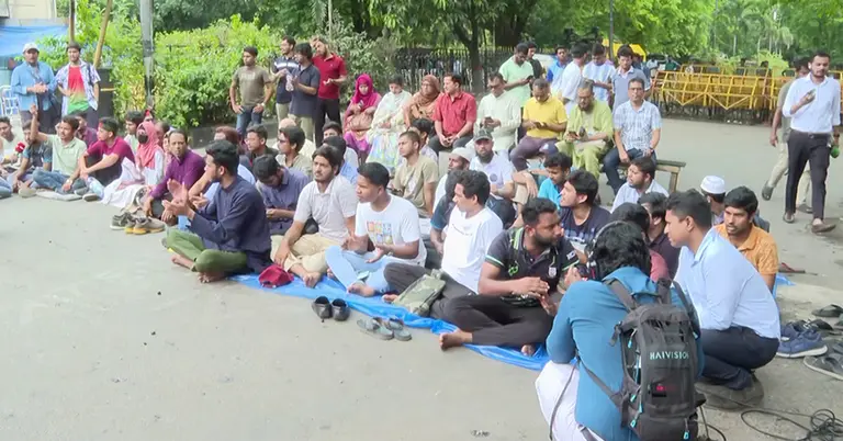 জগন্নাথ বিশ্ববিদ্যালয়ের শিক্ষক-শিক্ষার্থীরা